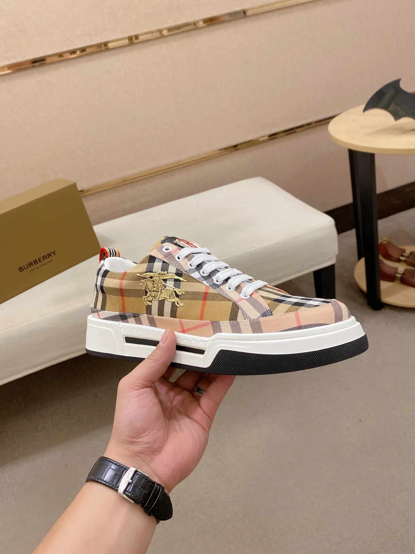 Men's shoes 💰: 420💰🇮🇹🇮🇹BURBERRY's top purchasing agents are available simultaneously at the counter. 🔍🔍On sale at the same time. Positive code number: 38-44 Italian imported first-layer cowhide with fabric. Fully imported sheepskin lining, sole: the original sole is specially provided by the original factory, the exclusive movable molded sole is super comfortable, the original factory follows the order, 🔍🔍high quality, you can go in and out of the counter at will, welcome to compare. Can be customized. 45 non-refundable